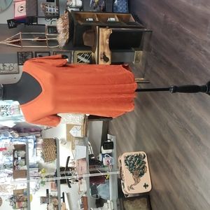 Zenana outfitters, med t-shirt. NWOT. ar